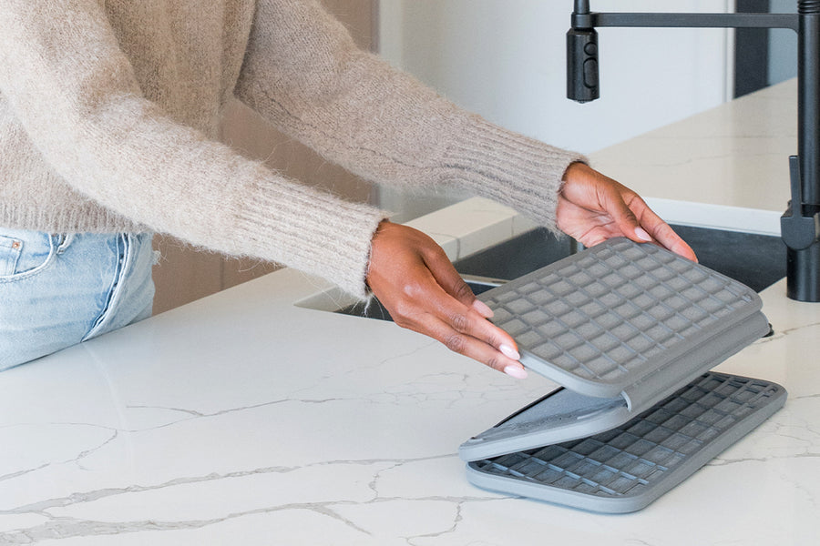 Dorai foldable drying stone in Slate color, placed on a kitchen countertop.