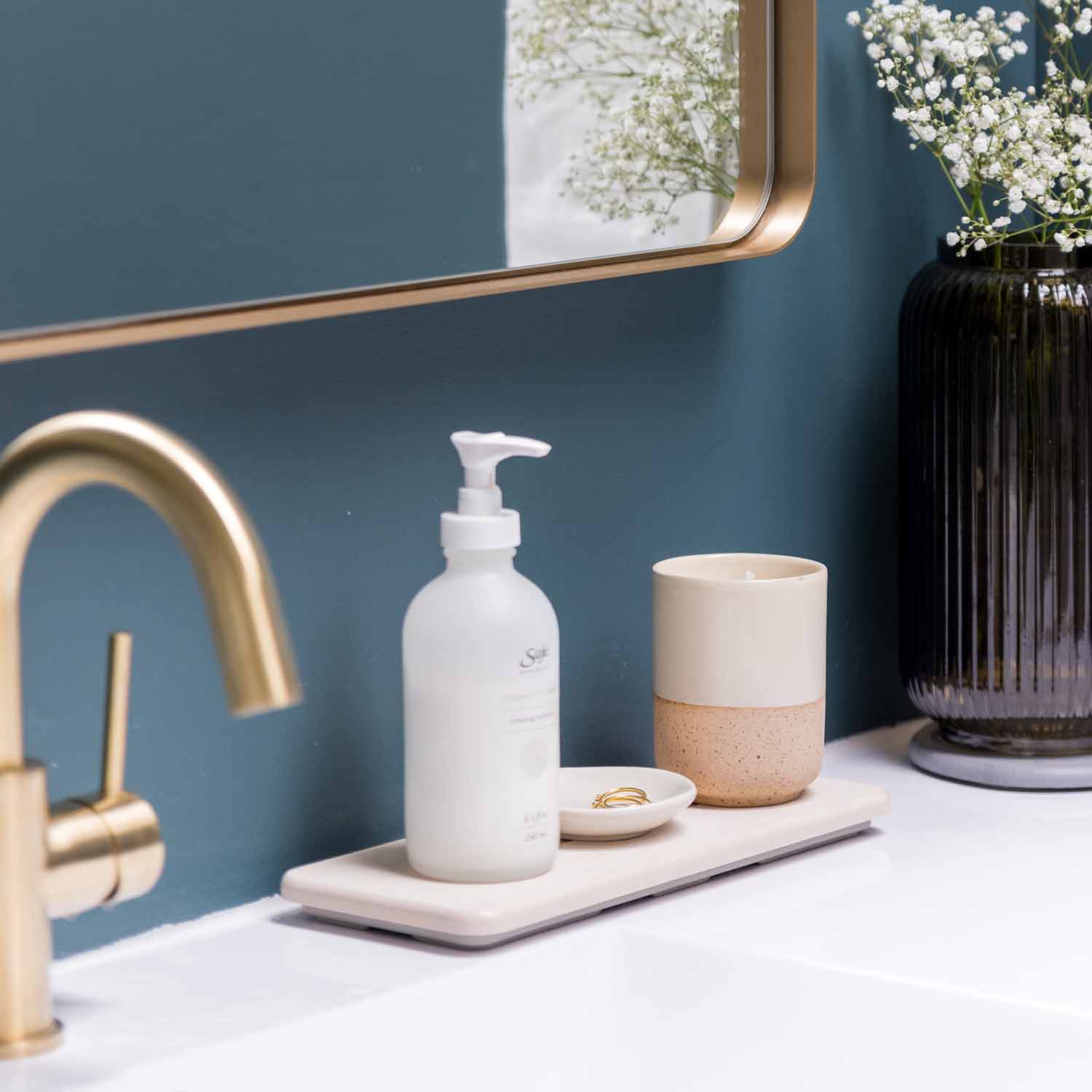 bathroom sink with modern quick-drying sink organizer with soap and ring holder