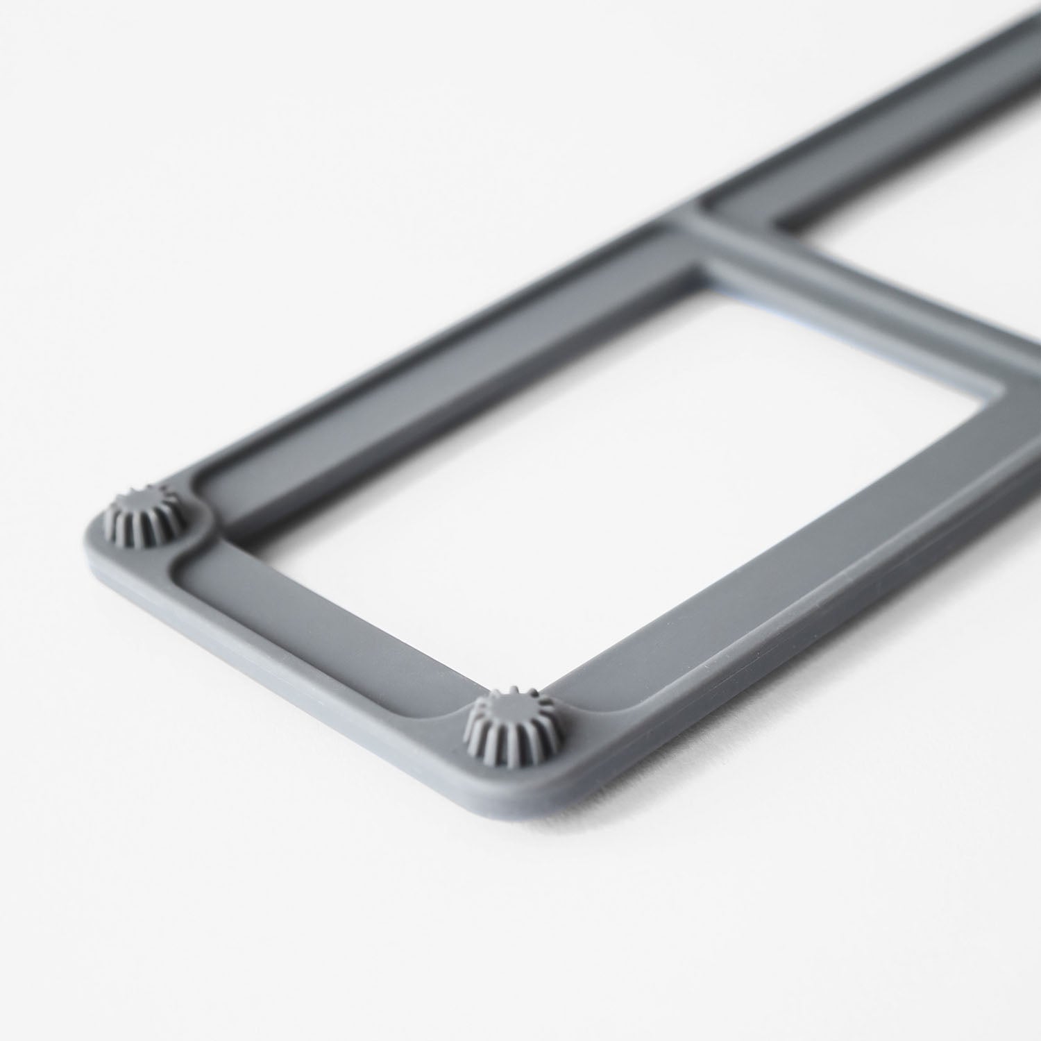 rubber base of the stone sink caddy to improve drying and airflow