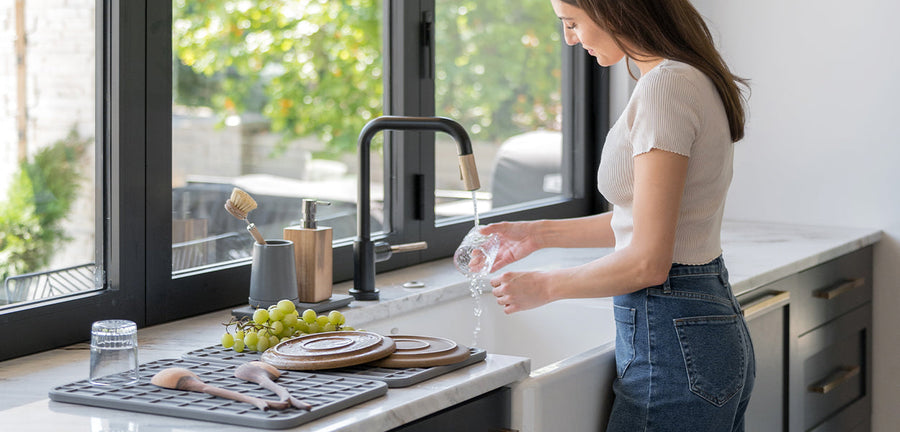woman cleaning dishes