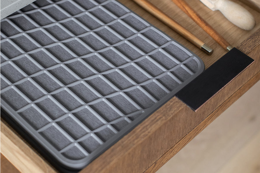 Dorai large dish pad in Slate color, shown in a kitchen setting, emphasizing its practical use.