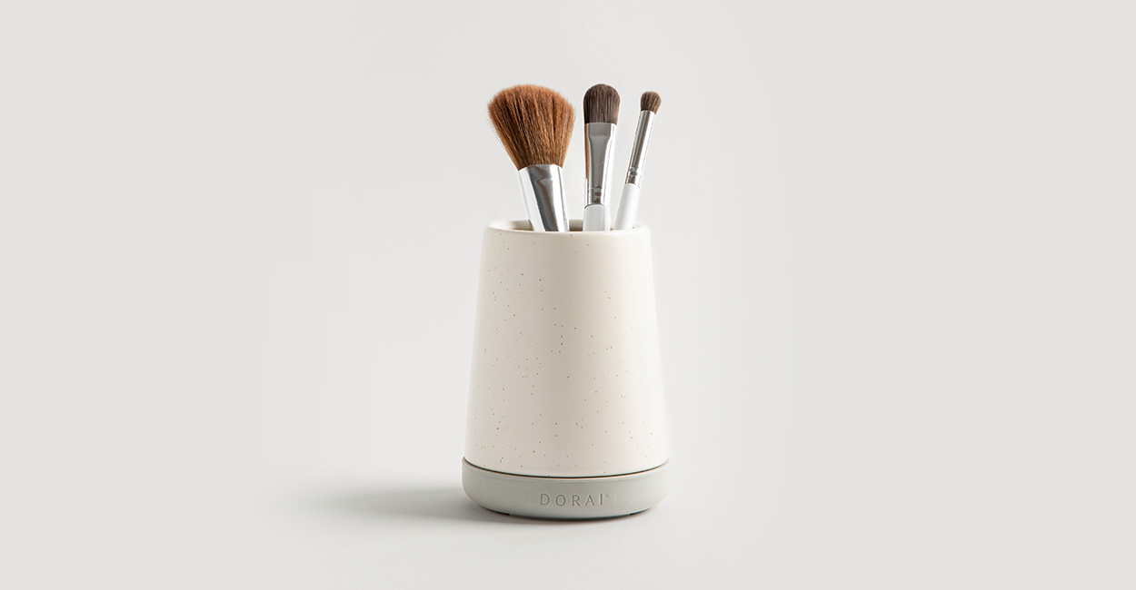 brush holder with makeup brushes