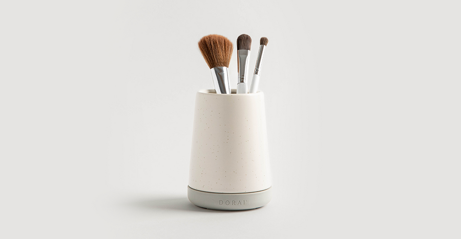 brush holder with makeup brushes