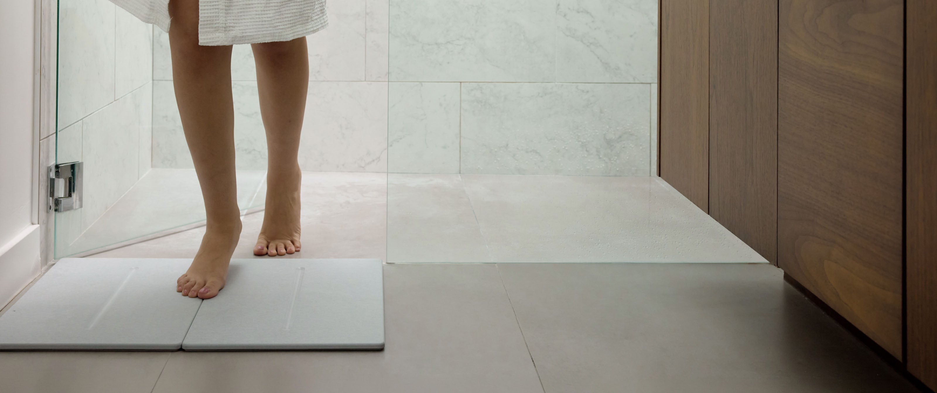 Beautiful, quick-drying bath stone in a modern bathroom. 