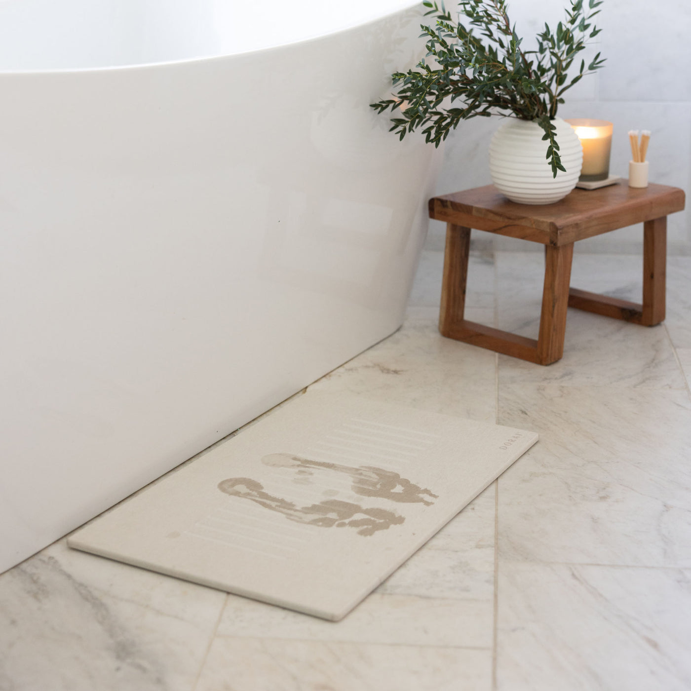 Original bath stone in Sandstone, quick-drying water from feet, in front of free-standing tub