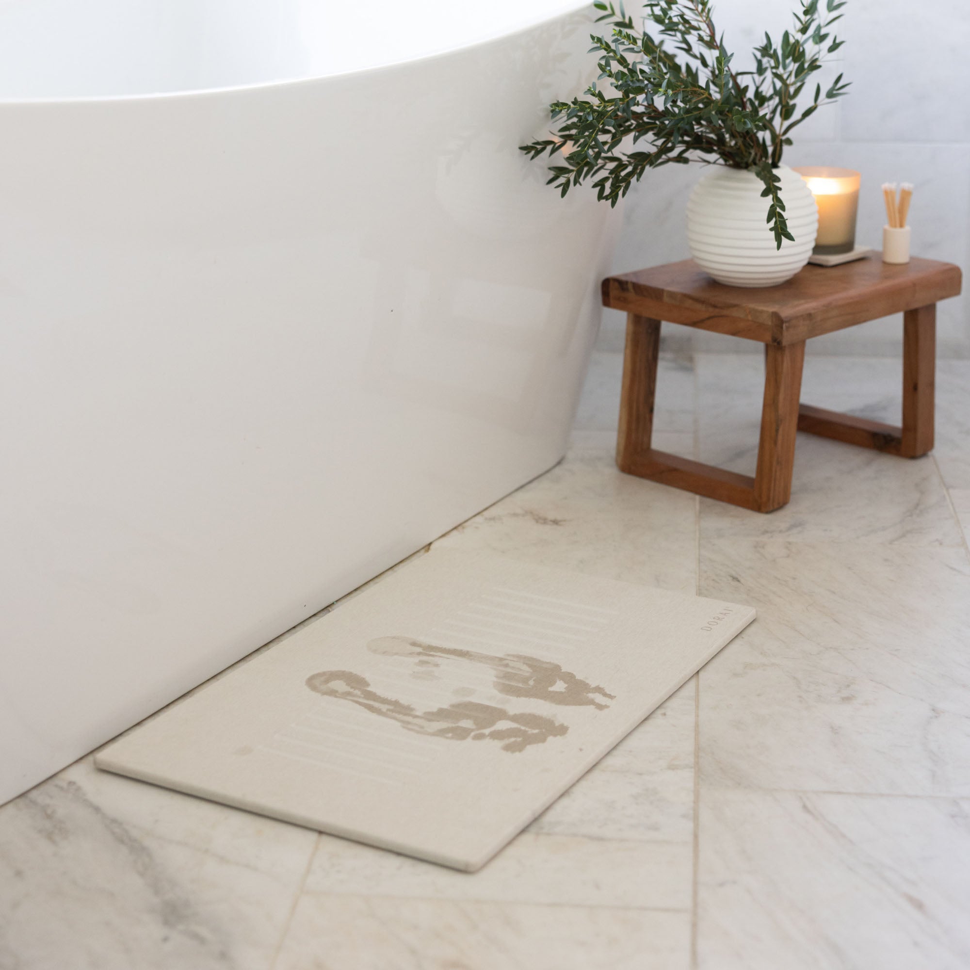 Original bath stone in Sandstone, quick-drying water from feet, in front of free-standing tub