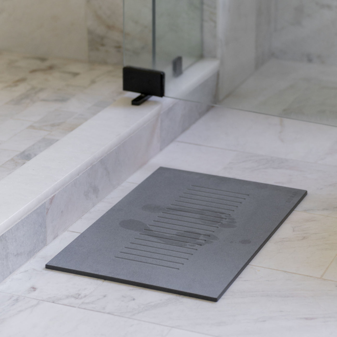 Original bath stone mat, quick-drying water from feet, in front of shower