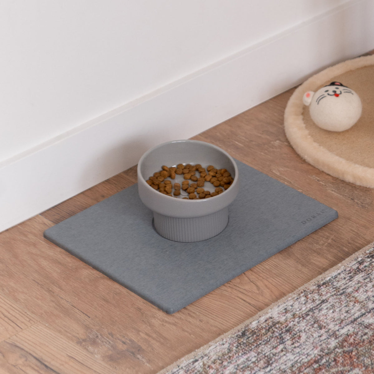 Elevated Cat Bowl with food and quick-drying mat.