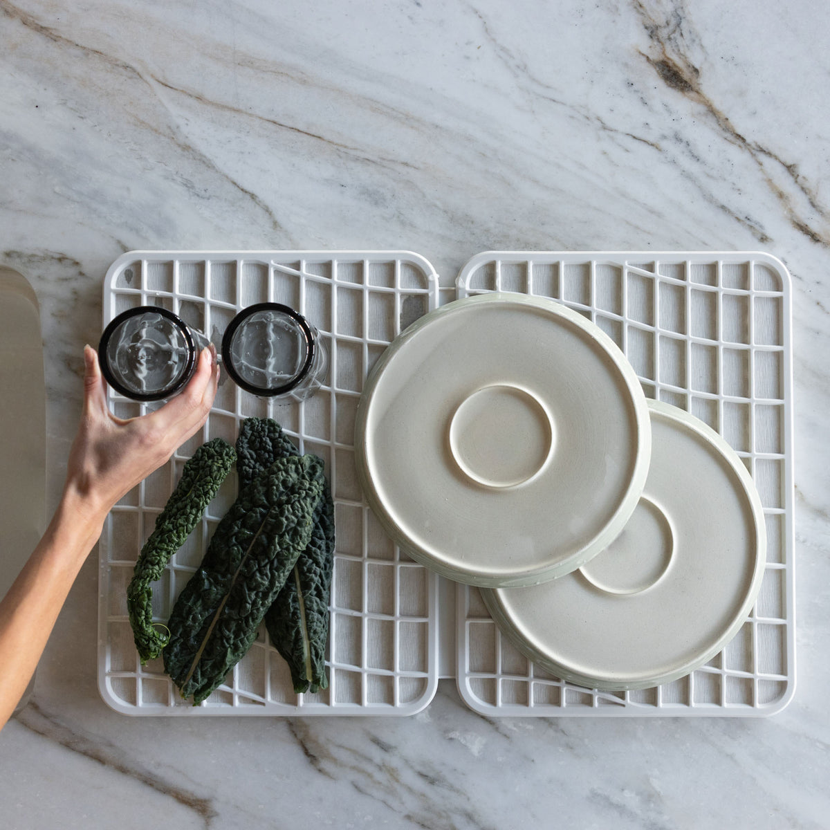 Glacier Large Dish Pad has dishes and produce that dries quickly. 