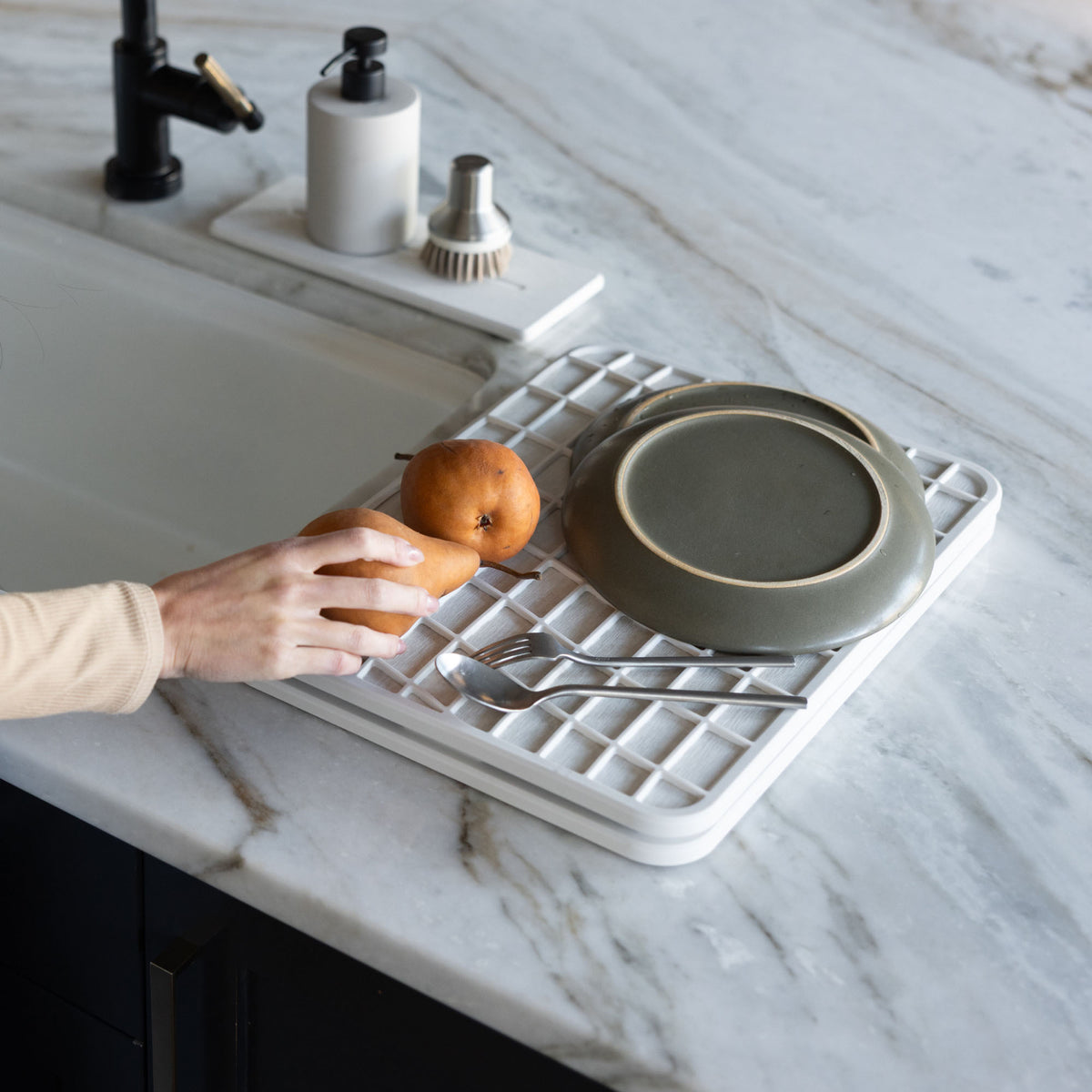 Glacier Large Dish Pad folds and can be used open or closed. 