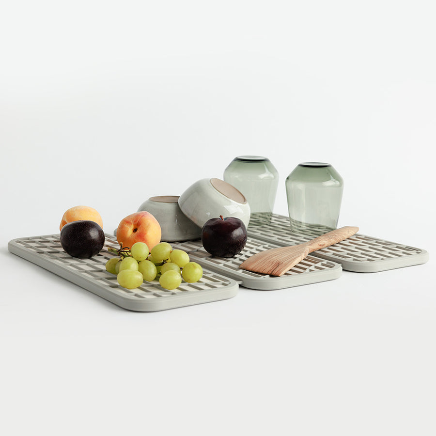 dish drying mat with fruit and glasses