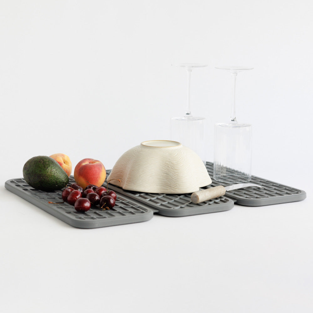 drying pad in dark grey with bowl and fruit