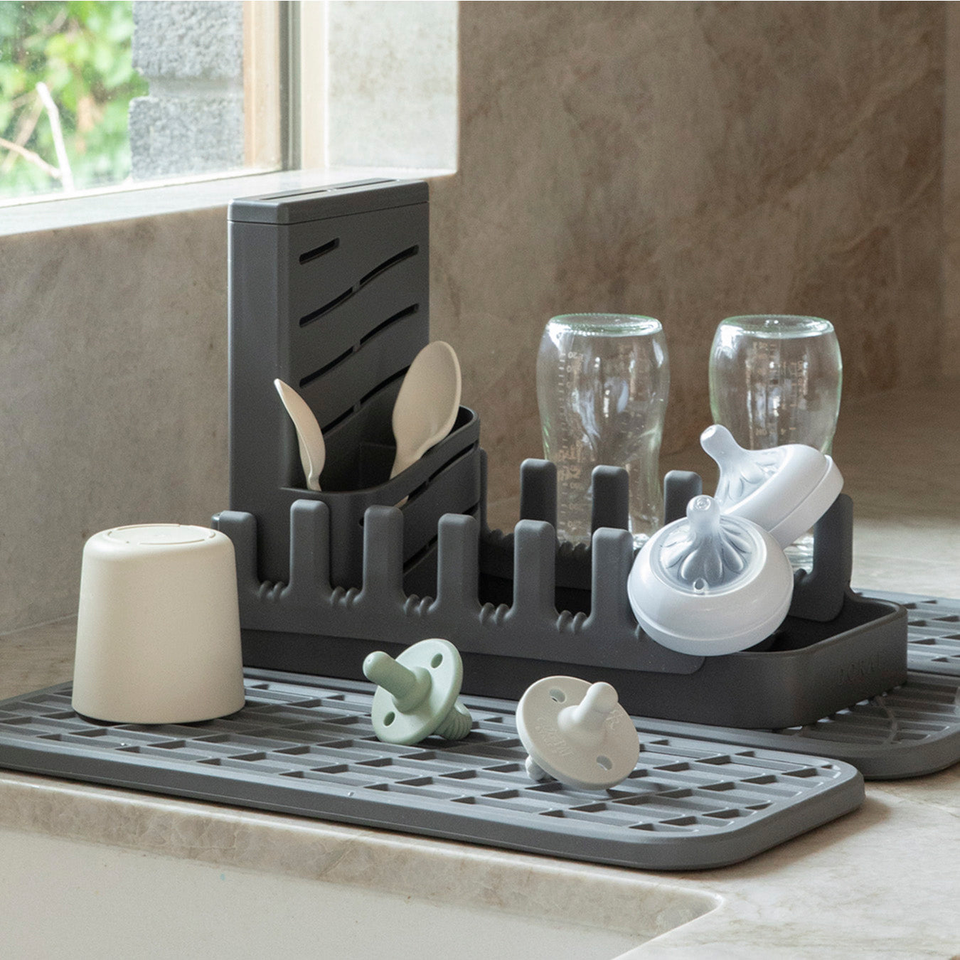 dish rack with baby bottles 