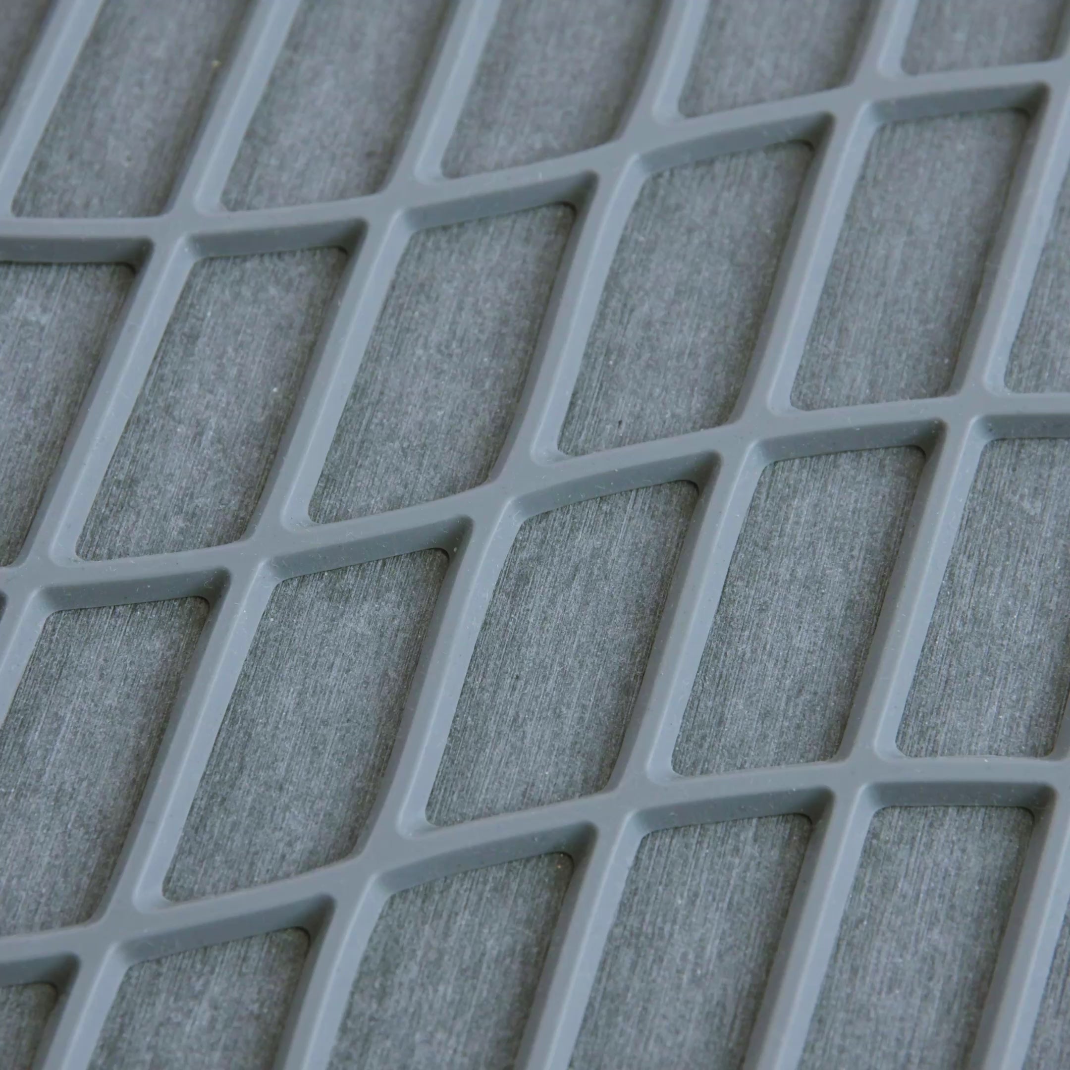 Water quickly drying on the Slate Large Drift Dish Pad stones. 